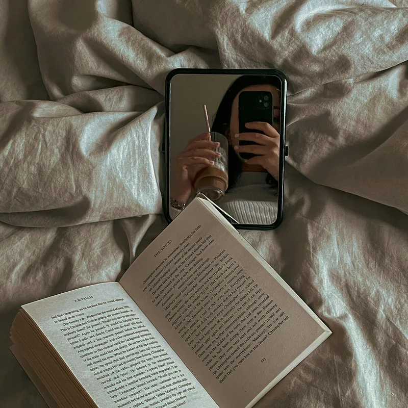 Routine du soir cosy : chambre tamisée, tisane, livre et tapis de yoga pour une meilleure hygiène de sommeil
